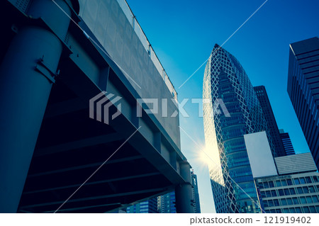 東京再開發 建設中的新宿站西口環島風景 2024.12 A-3 強調暖色和冷色 121919402