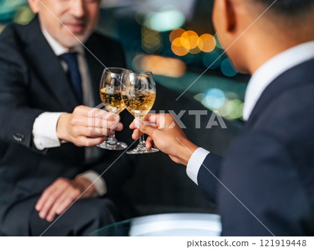 跨國商人在城市夜景的背景下舉杯 121919448
