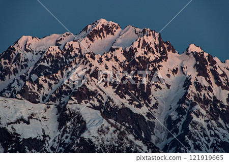 登上北阿爾卑斯山鹿島矢岳，欣賞日出時的劍岳 121919665