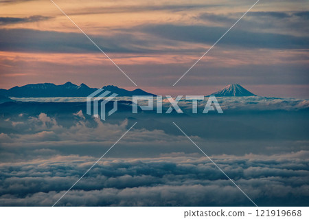 登上北阿爾卑斯山的鹿島矢裡岳，可以看到黎明時分的八嶽山脈和富士山 121919668