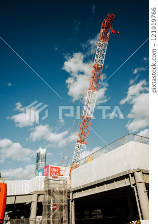 東京再開發新宿站西口旋轉台和起重機施工中 2024.12 b-5 電影風格 121919766