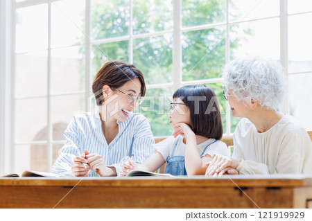 A smiling three-generation family who studies happily A smiling three-generation family who studies happily 121919929