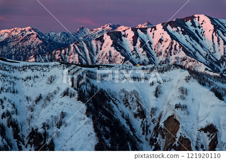 登上北阿爾卑斯山鹿島矢鹿岳,眺望朝陽下的穗高連峰 登上北阿爾卑斯山鹿島矢鹿岳,眺望朝陽下的穗高連峰 121920110