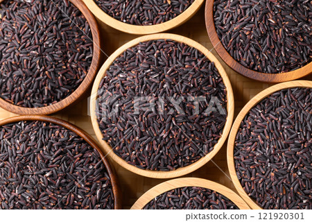 Organic rice berry or purple rice in wooden bowl, Thai rice, Top view 121920301