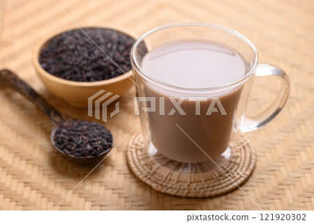 Organic rice berry milk, Alternative milk made from plant, non dairy 121920302