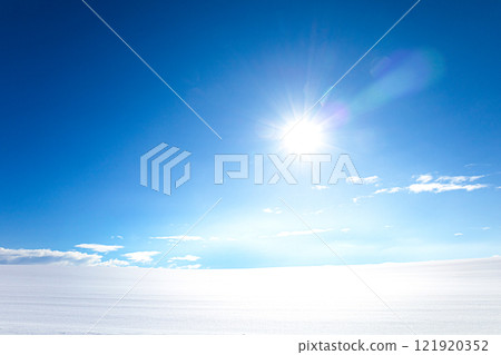 雪原、藍天、陽光，是北海道冬天特有的簡單風景。 121920352