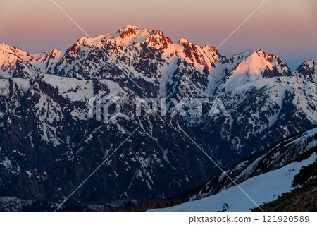 登上北阿爾卑斯山鹿島矢岳，欣賞日出時的劍岳 121920589