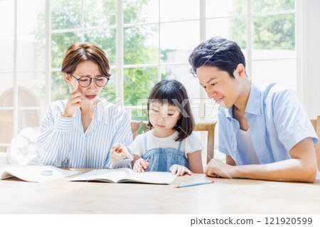 家長對小學生學習的態度很嚴格 121920599
