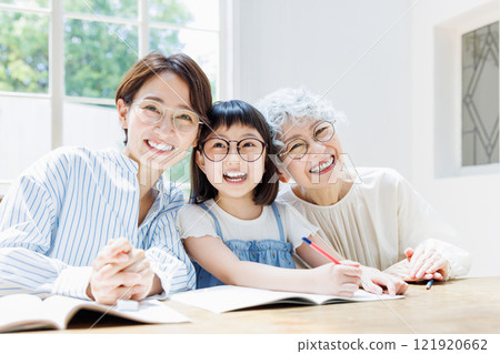 快樂學習的微笑三代家庭 121920662