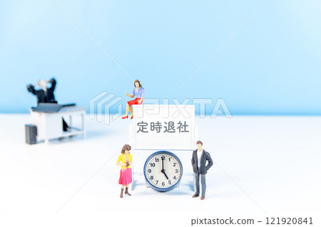 A photo that visualizes the desire to finish work and leave work on time 121920841