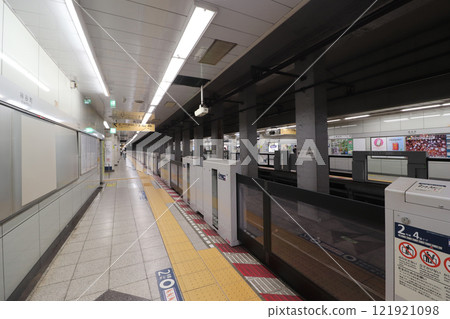 Tokyo Metro_Hibiya Line_Kamiyacho Station_Roppongi direction station platform 121921098