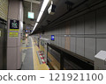 Tokyo Metro Hibiya Line Kasumigaseki Station platform 121921100