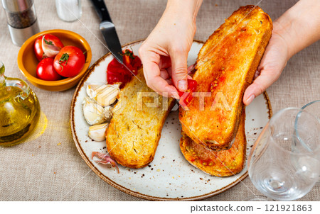 Spanish Pan con Tomate - cook rubs bread with tomatoes 121921863