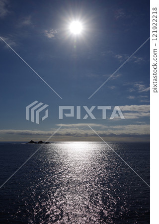 波光粼粼的大海和陽光 121922218