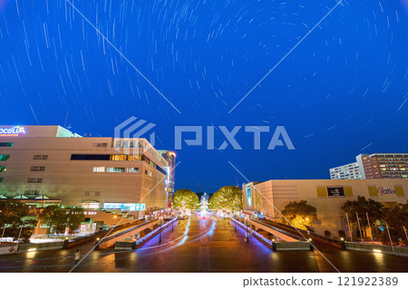 夜間從東京多摩市的帕德嫩大道到多摩中心站以及恆星的晝夜運動(軌跡) 夜間從東京多摩市的帕德嫩大道到多摩中心站以及恆星的晝夜運動(軌跡) 121922389