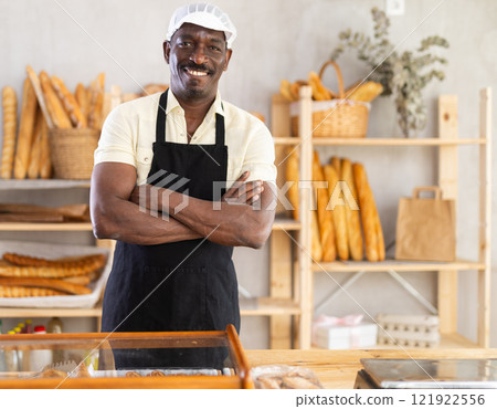 Cheerful man baker at counter in bakery 121922556