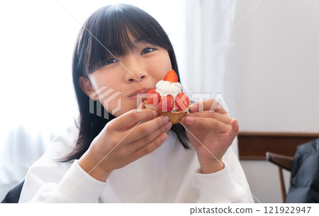 日本女人晚餐後吃蛋糕當甜點 121922947