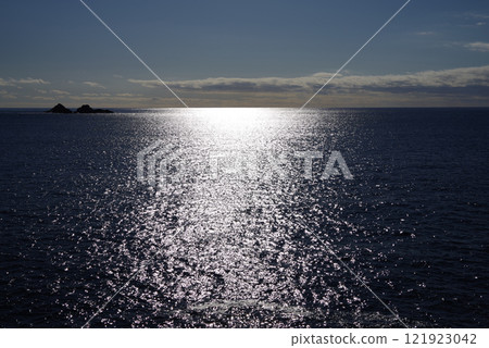 陽光下閃耀的太平洋【熊野海七裡見濱】 陽光下閃耀的太平洋【熊野海七裡見濱】 121923042