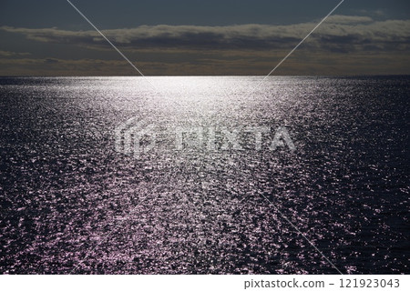 The Pacific Ocean sparkling in the sun [Shichirimihama, Kumano Sea] 121923043