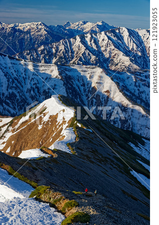 沿著北阿爾卑斯山鹿島矢鹿嶽山脊線行走的登山者所看到的矢鹿岳和穗高山。 121923055