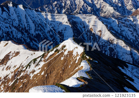登山者沿著北阿爾卑斯山/鹿島Spikegake山脊線 121923135
