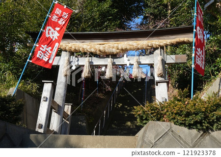 Torii gate of a shrine welcoming the New Year 121923378