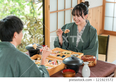 Married couples and couples enjoying kaiseki cuisine and meals at a ryokan (gourmet, in-room dining, kaiseki cuisine, set menu, luxury) 121923572