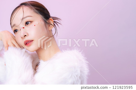 Woman with stone makeup, skin care, cosmetics 121923595