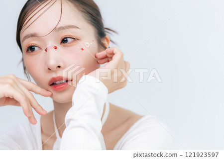 有石妝、皮膚保養、化妝品的女人 121923597