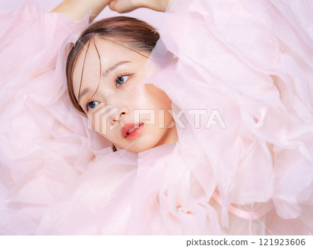 Female beauty portraits, skin care, cosmetics 121923606