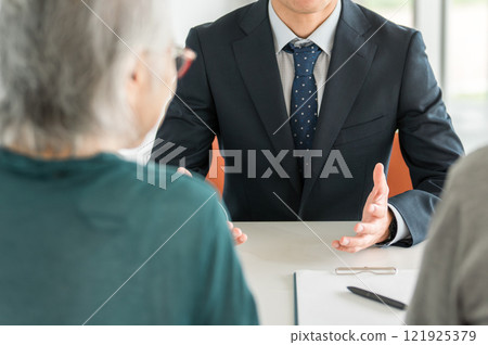 Male social worker, support counselor, life counselor, social worker providing consultation and counseling to elderly couples 121925379