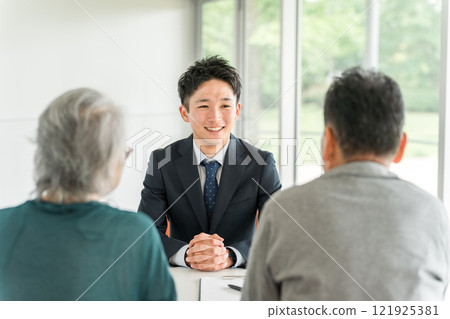 社工、支持輔導員、生活輔導員以及為老年夫婦提供諮詢的社會工作者 121925381