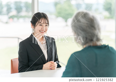 Female social workers, support counselors, life counselors, and social workers who provide consultation and counseling for elderly women 121925382