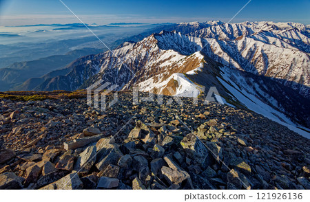 從北阿爾卑斯山的鹿島矢嶽山頂到矢裡穗高山脈、富士山、八岳。南阿爾卑斯山的景色 從北阿爾卑斯山的鹿島矢嶽山頂到矢裡穗高山脈、富士山、八岳。南阿爾卑斯山的景色 121926136