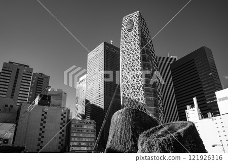 施工現場的高層建築和起重機 新宿站西口站 2024.12 A-6 單色 121926316
