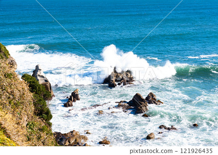 海浪撞擊懸崖 121926435