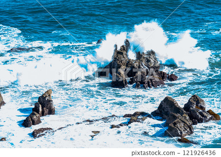 海浪拍打礁石 121926436