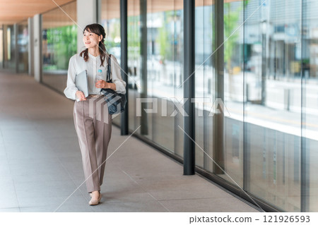 A fulfilling business woman/career woman who comes to work, commutes, and works at a large company (flex time, freedom, benefits) 121926593