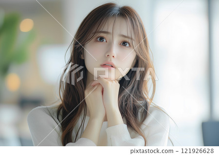 一位年輕的日本女性一臉擔憂地擔心 121926628
