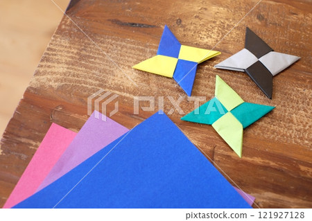 由摺紙製成的手裡劍 由摺紙製成的手裡劍 121927128