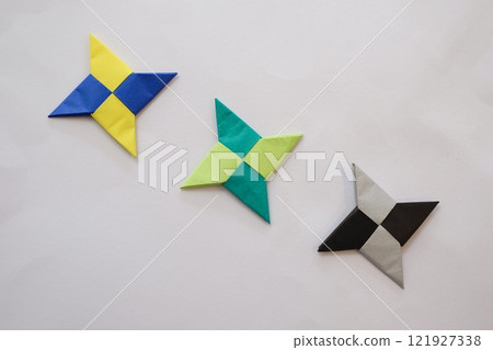 由摺紙製成的手裡劍 121927338