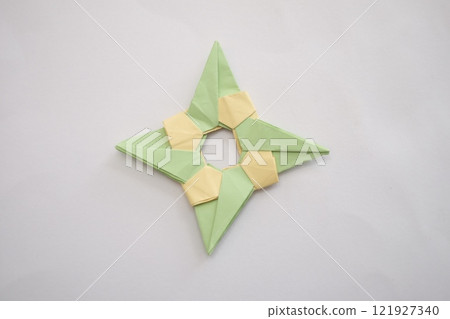 由摺紙製成的手裡劍 由摺紙製成的手裡劍 121927340