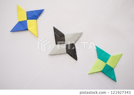 由摺紙製成的手裡劍 121927343