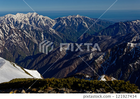 從北阿爾卑斯鹿島矢嶽山頂眺望氣勝三山和日本海 從北阿爾卑斯鹿島矢嶽山頂眺望氣勝三山和日本海 121927434