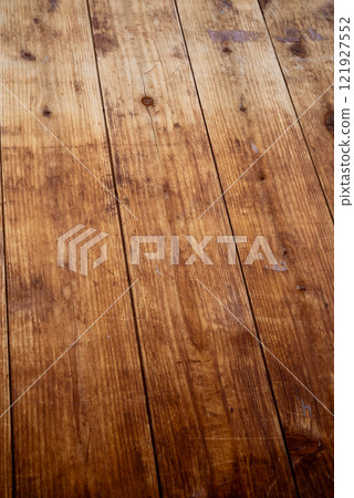 Deep, tasteful wood grain 121927552