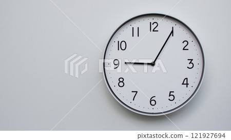 Minimalist Analog Wall Clock with White Face and Simple Black Hands Showing 21.05/09.05 - Ideal for Time Management and Modern Decor Concepts 121927694