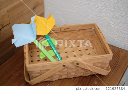 小學生用摺紙折鬱金香 121927884