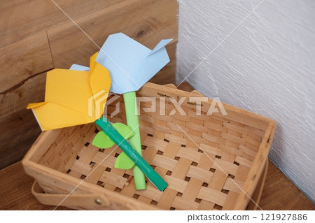 小學生用摺紙折鬱金香 121927886