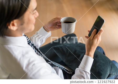 Businessman looking at smartphone/smartphone at home (news/e-books/reading/applications/schedule) 121927922