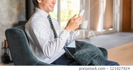 Businessman looking at smartphone/smartphone at home (news/e-books/reading/applications/schedule) Businessman looking at smartphone/smartphone at home (news/e-books/reading/applications/schedule) 121927924